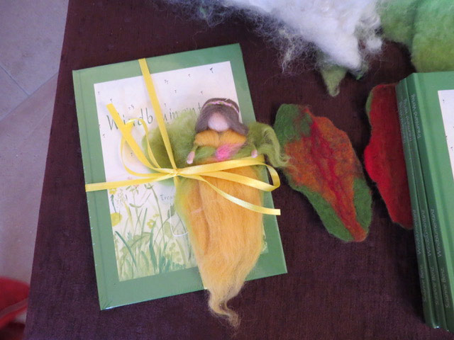 Foto des Buches Windblumentanz mit gelber Fee und Geschenkband