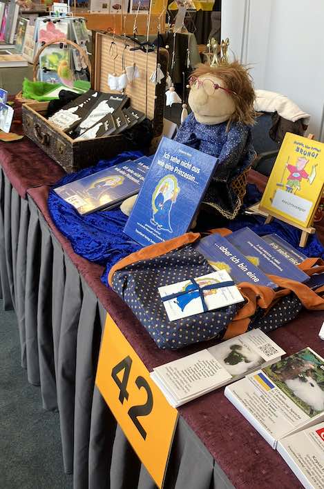 Blick auf Lisa-Marie und dem Ausstellungsstand