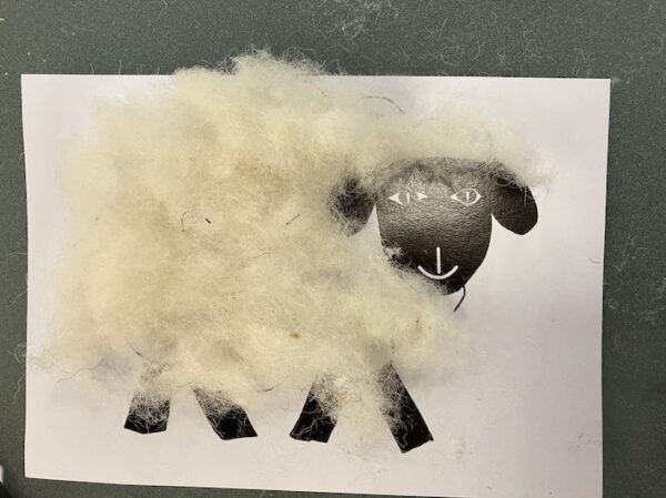 Ein Schafsbild, das mit Schafswolle beklebt ist